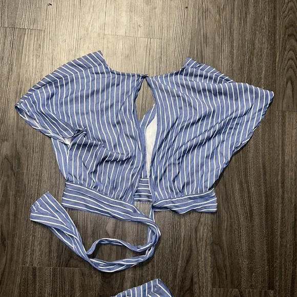 June & Ivy Blue Striped Cropped Cap Sleeve Blouse- Size Medium - Picture 5 of 5